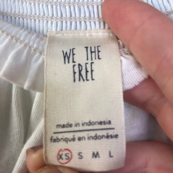 We the FREE PEOPLE Flowy White Cold Shoulder Top NWT $48 - Picture 5 of 6